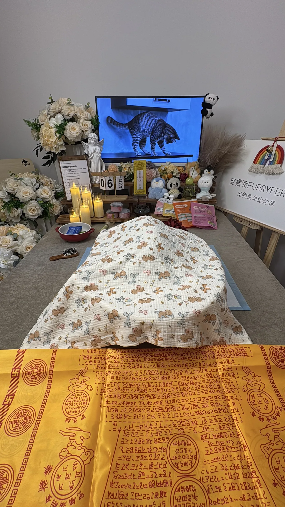 保定宠物告别仪式中的鲜花与纪念照片